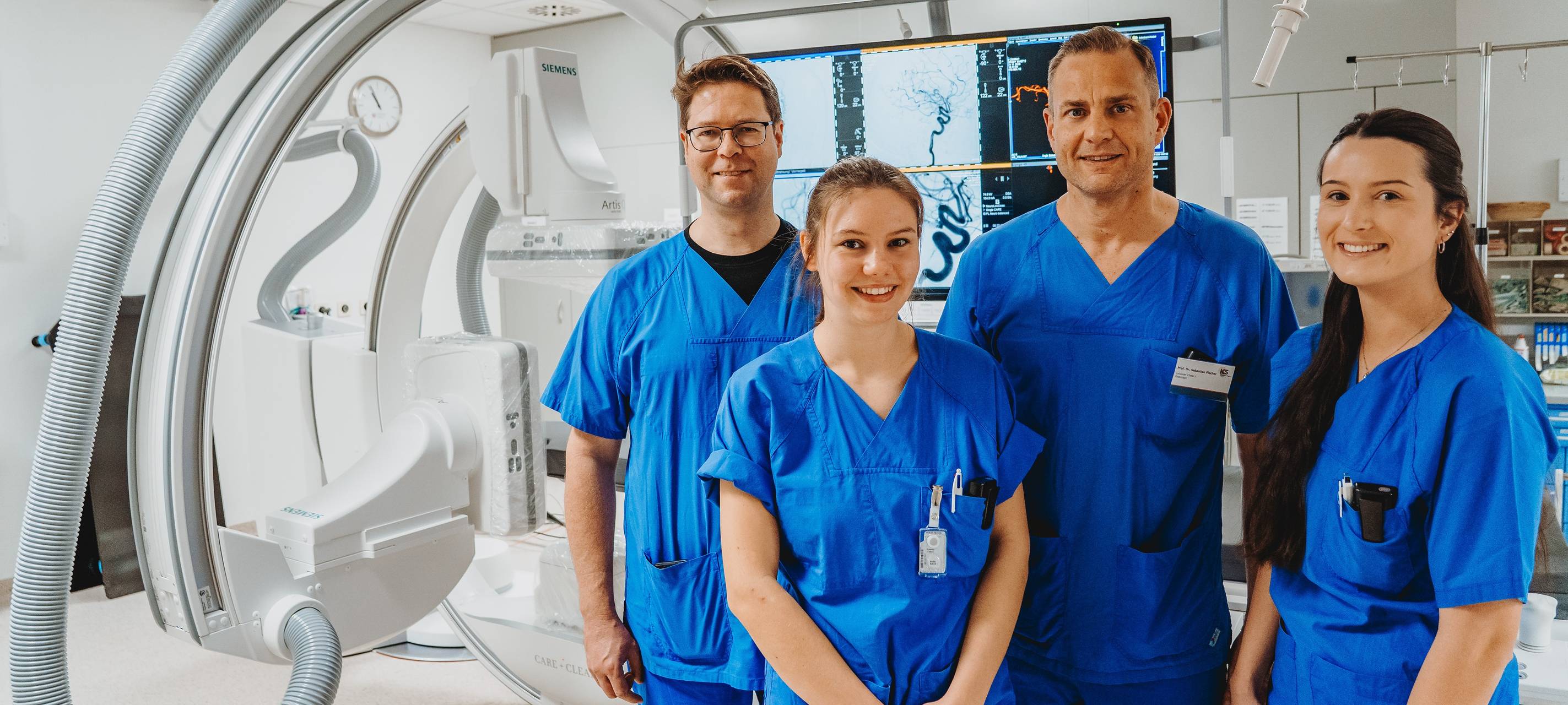 Das Team um Prof. Dr. Sebastian Fischer (2. v.r.) freut sich über die neue biplane Angiografie-Anlage, mit der sich komplexe Gefäßerkrankungen noch präziser erkennen und behandeln lassen.