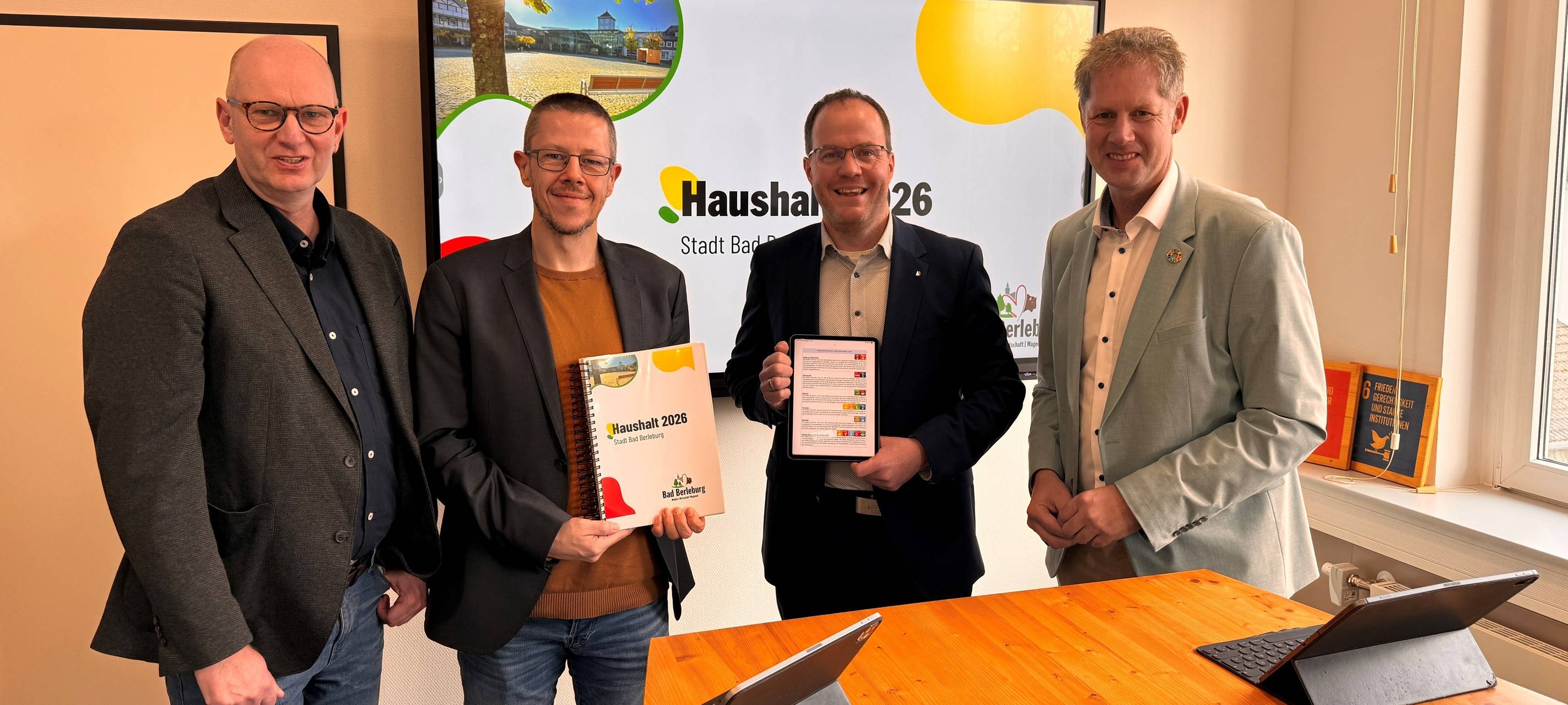 Gemeinsam präsentierten Bürgermeister Volker Sonneborn, Kämmerer Manuel Spies, der Abteilungsleiter Finanzen, Patrick Willkommen, und Dezernent Christoph Koch (v.r) den Haushaltsplanentwurf 2026 der Stadt Bad Berleburg.
