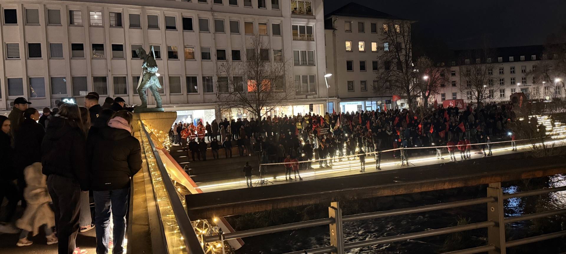 Hunderte demonstrieren in Siegen