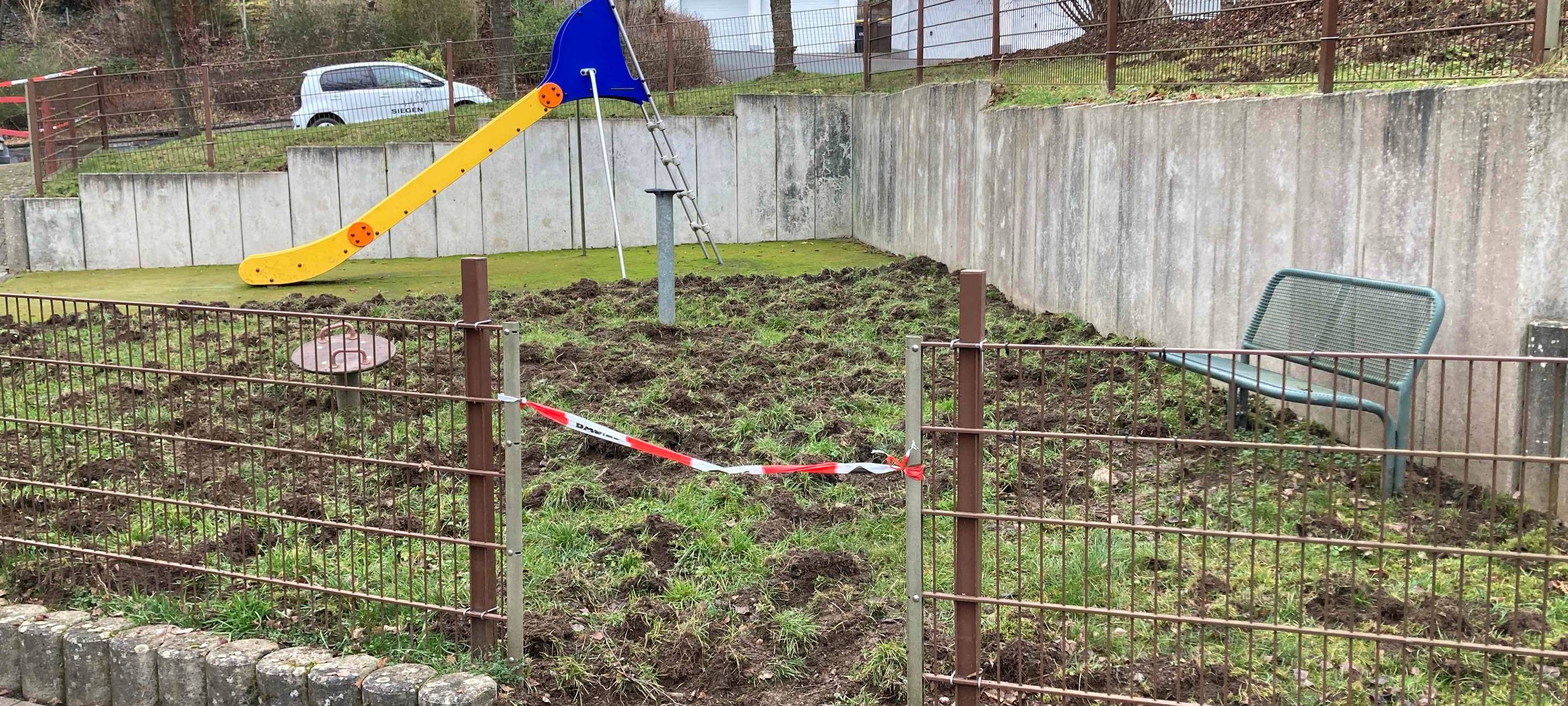 Der Spielplatz in der Gilbergstraße in Eiserfeld ist aktuell wegen massiver Wildschwein-Schäden gesperrt.