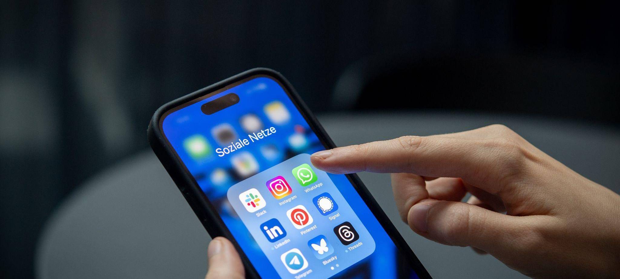 Verschiedene Social-Media Apps auf einem Smartphone