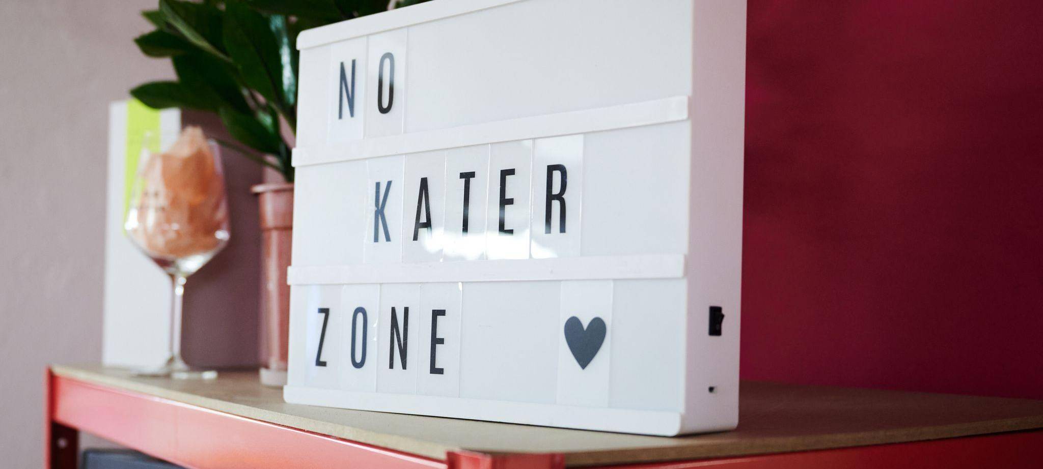 «No Kater Zone» steht auf einem Schild