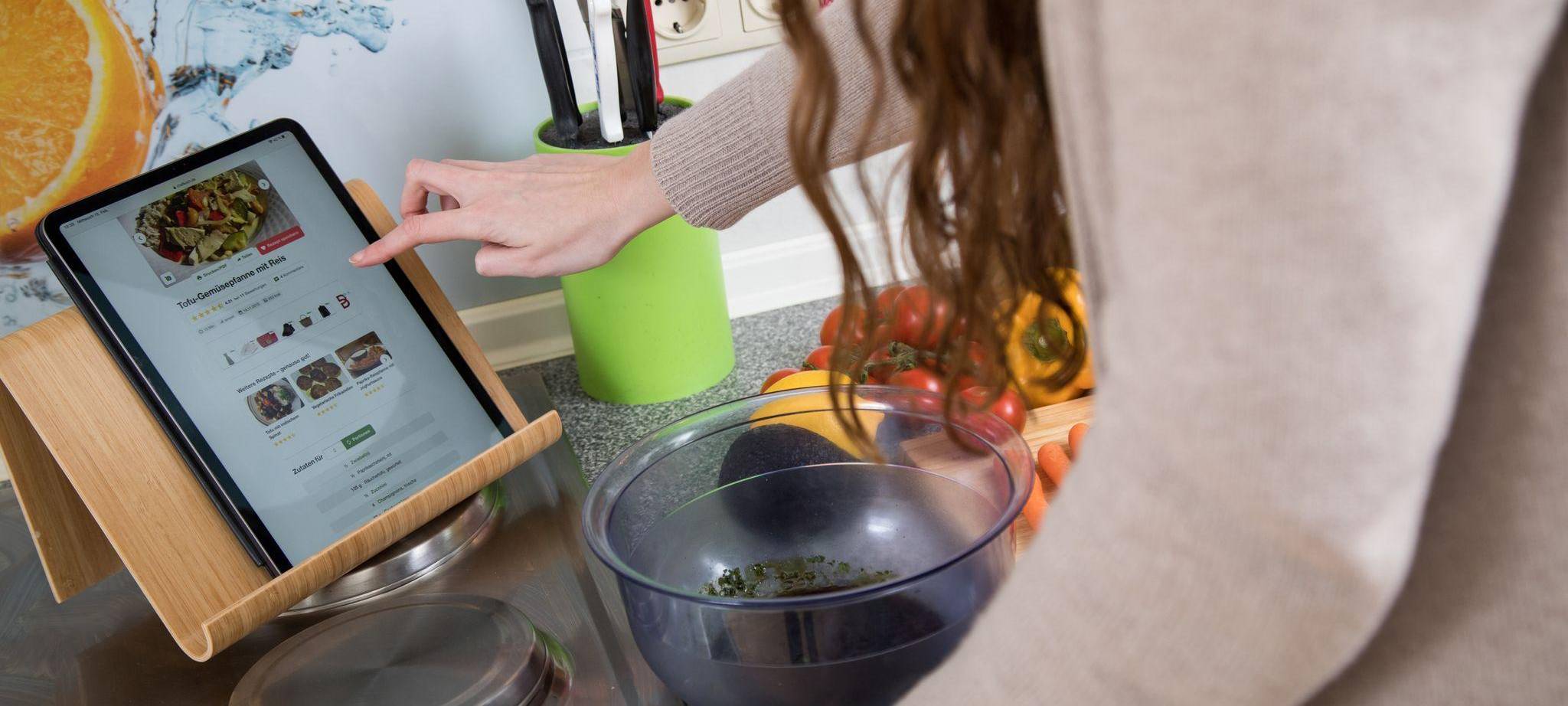 Eine Frau nutzt ihr Tablet in der Küche