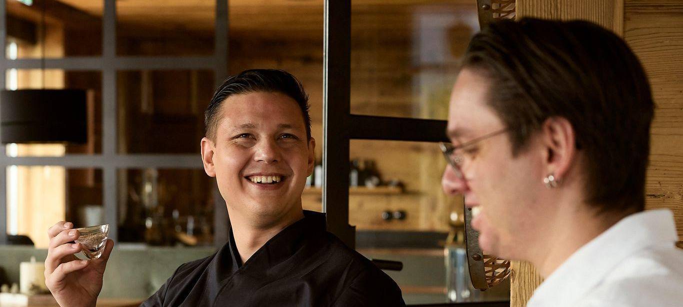 Sternekoch Simon Schlachter (l) und Barchef Martin Masch