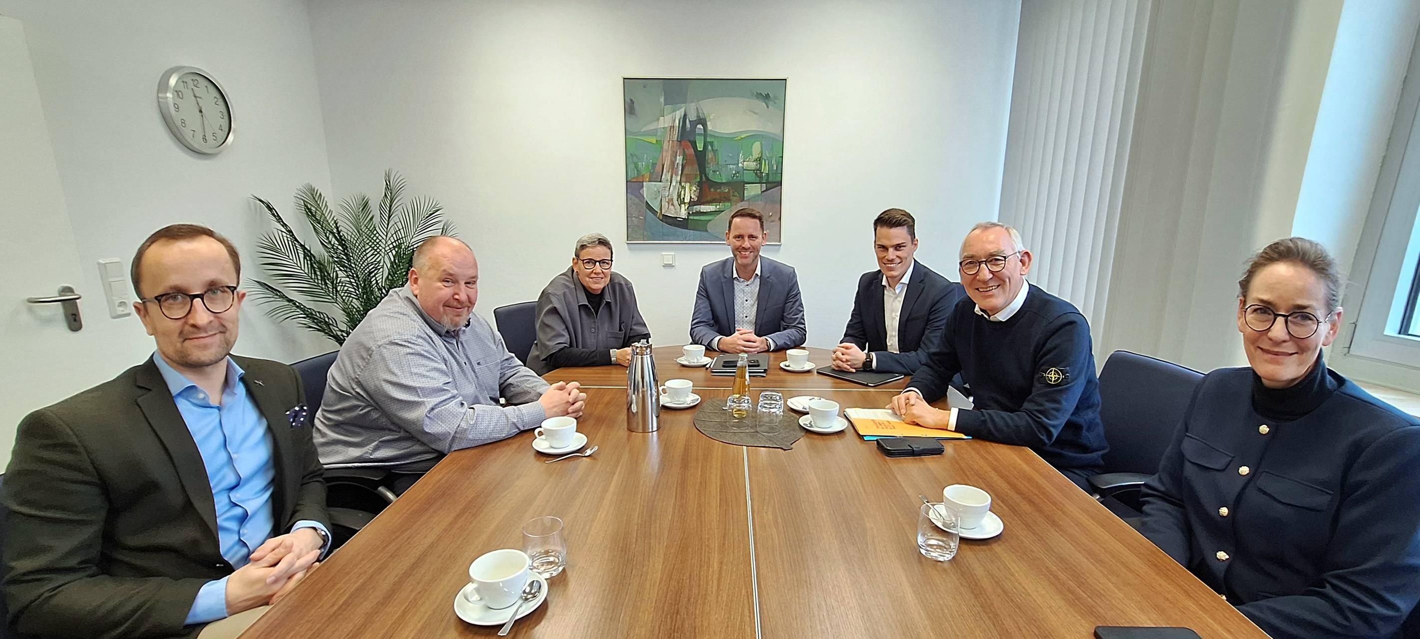 Spitzentreffen in Neunkirchen (v.l.n.r.): Michael Brüst (schulrechtlicher Fachdezernent der Bezirksregierung), Jochen Becker (Fachbereichsleiter in Burbach), Sandra Flick (Fachbereichsleiterin in Neunkirchen), Neunkirchens Bürgermeister Marco Schwunk, Burbachs Bürgermeister Jonas Becker, Regierungspräsident Heinrich Böckelühr und Uta Diers (Leiterin der Schulabteilung der Bezirksregierung).