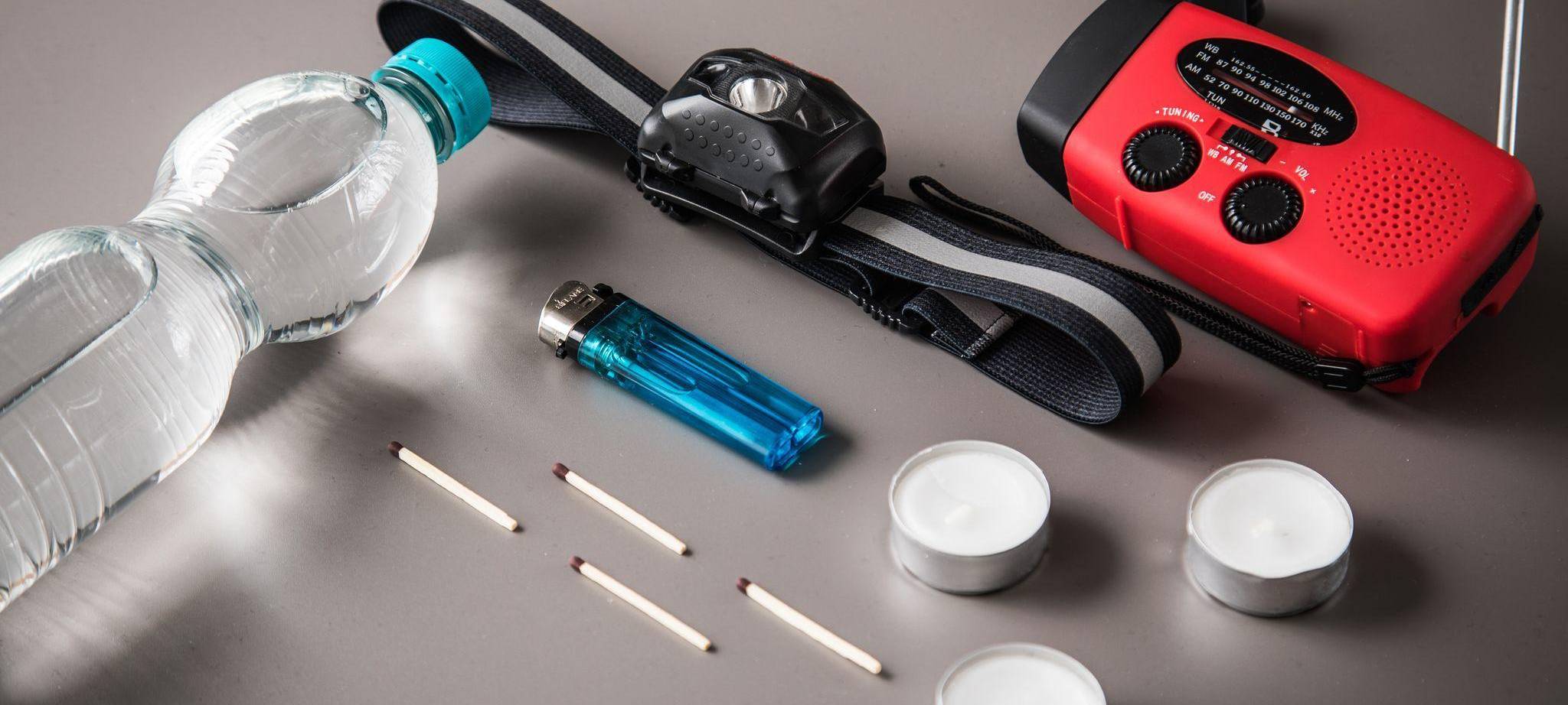 Kerzen, Strinlampe und Kurbelradio