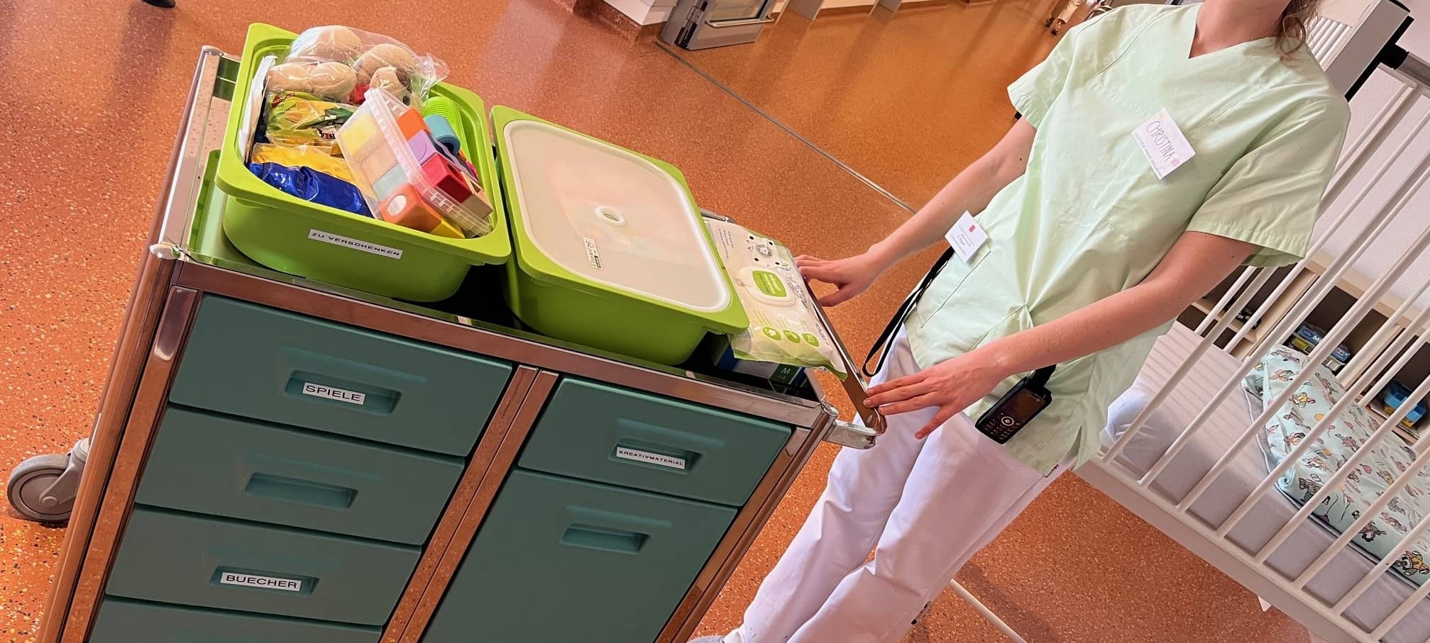 Seit genau einem Jahr sorgt Christina Dilgert mit dem „Mobilen Spieleangebot“ der DRK-Kinderklinik Siegen für Abwechslung, Entlastung und kleine Lichtblicke im Alltag der jungen Patienten.