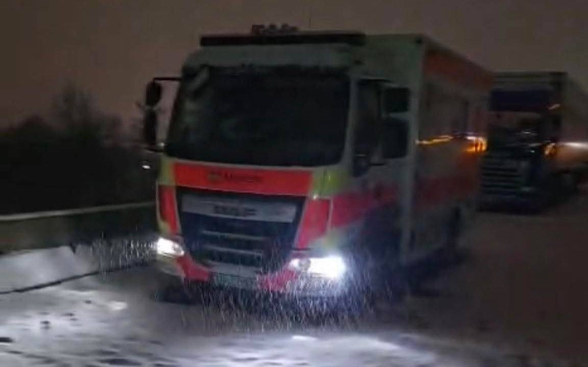 Siegerländer Malteser-Team bleibt im Schnee stecken