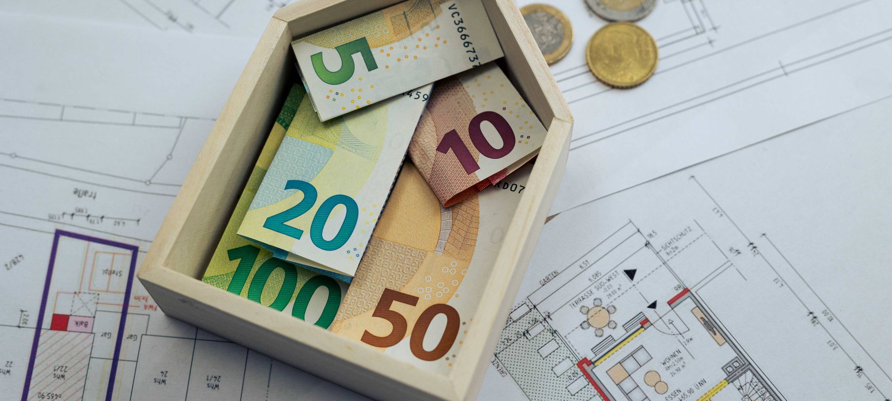 Geld ins Haus stecken: Damit auch Durchschnittsverdiener im Kreis Siegen-Wittgenstein sich wieder ein Haus oder eine Eigentumswohnung leisten können, soll der Bund eine „Haus-Förderung“ schaffen. Das fordern Branchenverbände. Da beim Wohneigentum die Miete wegfalle, rentierten sich die eigenen vier Wände im Alter: als eine „bewohnbare Rente“ – als ein Stück „Rente in Stein“.