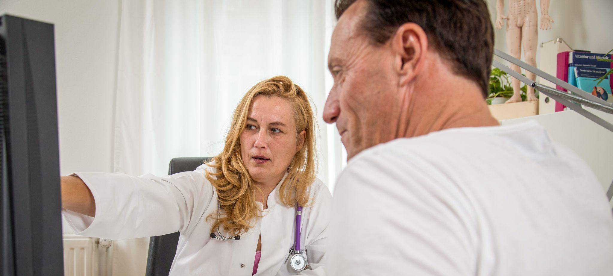 Ein Mann beim Arztbesuch