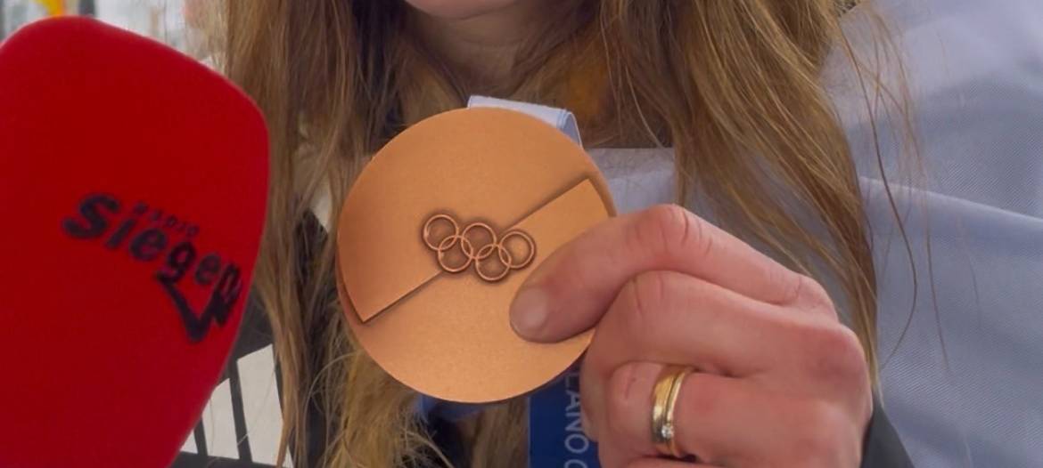 Jacqueline Pfeifer zeigt ihre Bronzemedaille
