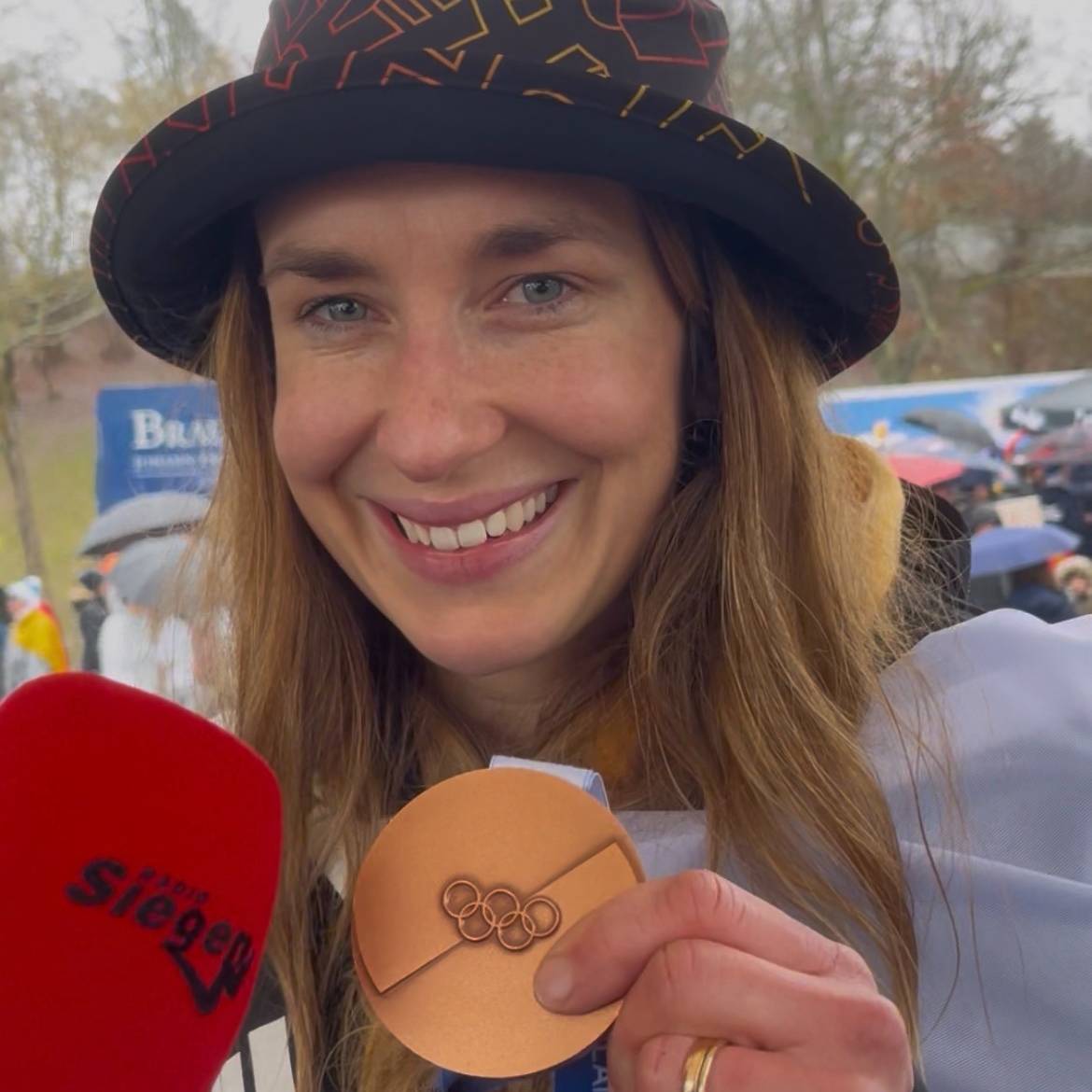 Jacqueline Pfeifer zeigt ihre Bronzemedaille