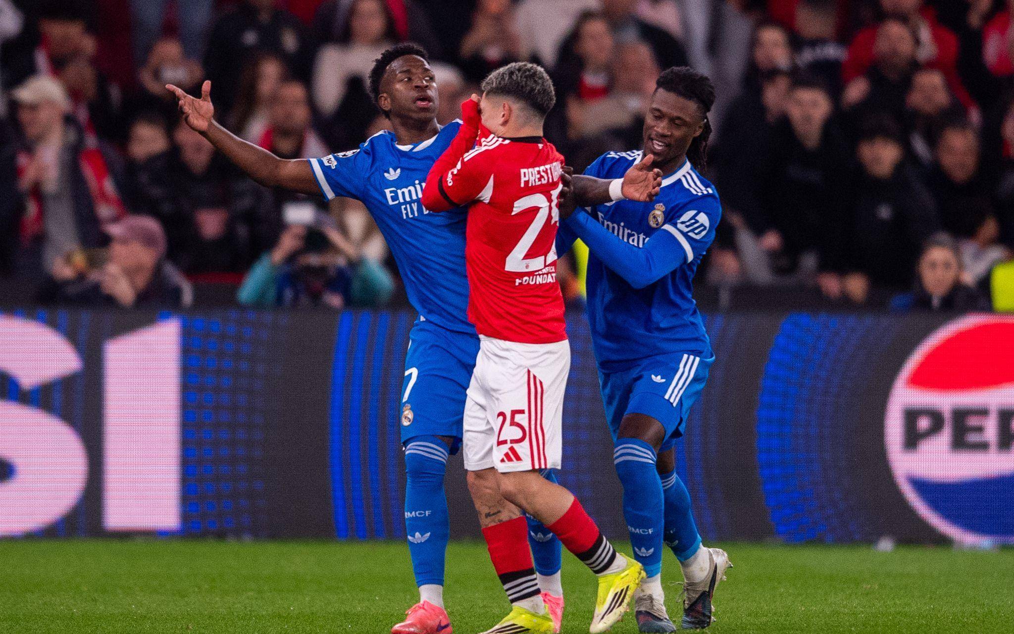 Vinicius Junior (l) und Gianluca Prestianni (m)