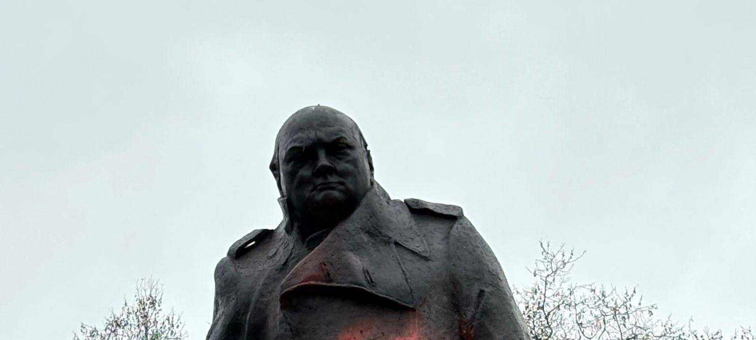 Berühmte Statue von Churchill in London beschmiert