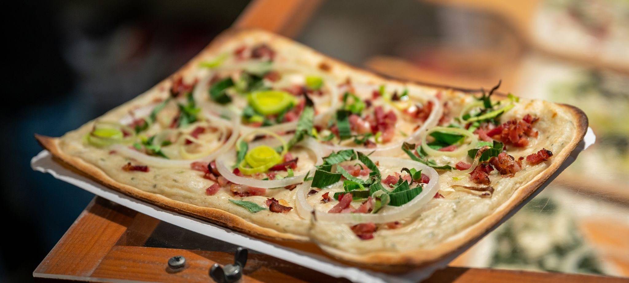 Ein Flammkuchen mit Lauch und Speck