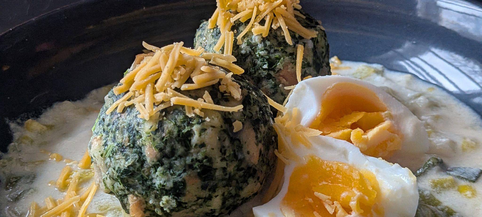 Spinatknödel mit Käse-Lauch-Soße