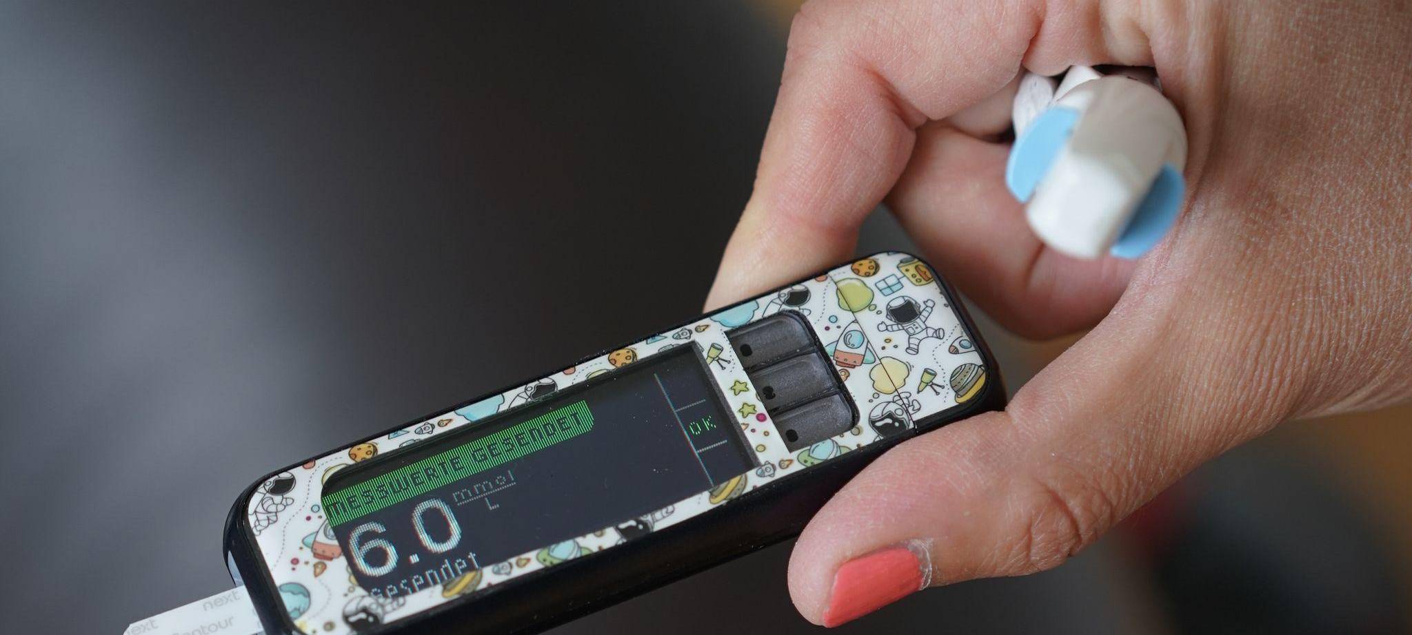 Blutzuckermessgerät zeigt einen Wert von 6.0.