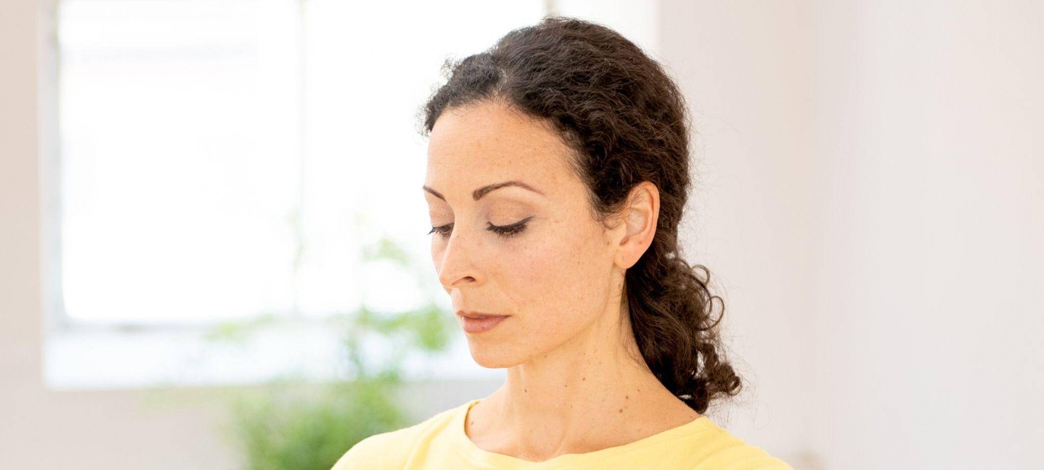 Eine Frau macht Atemübungen