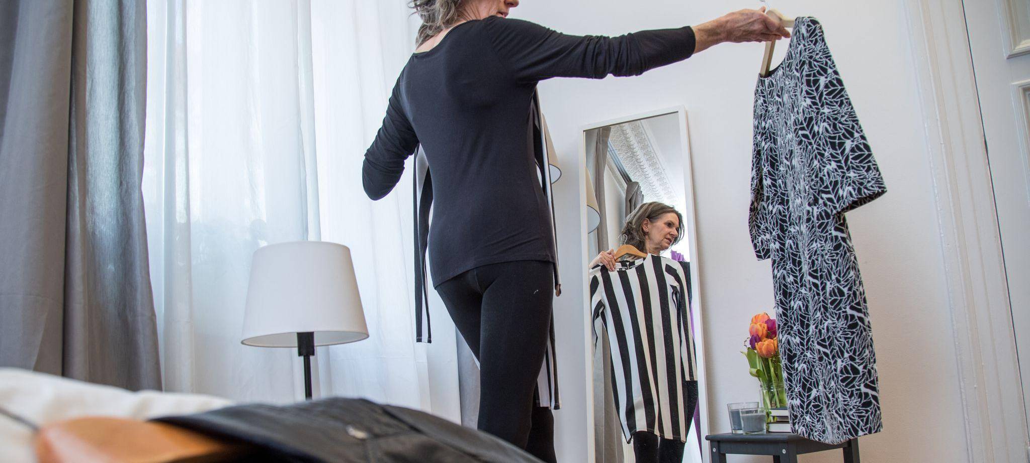 Frau sortiert ihre Kleidung