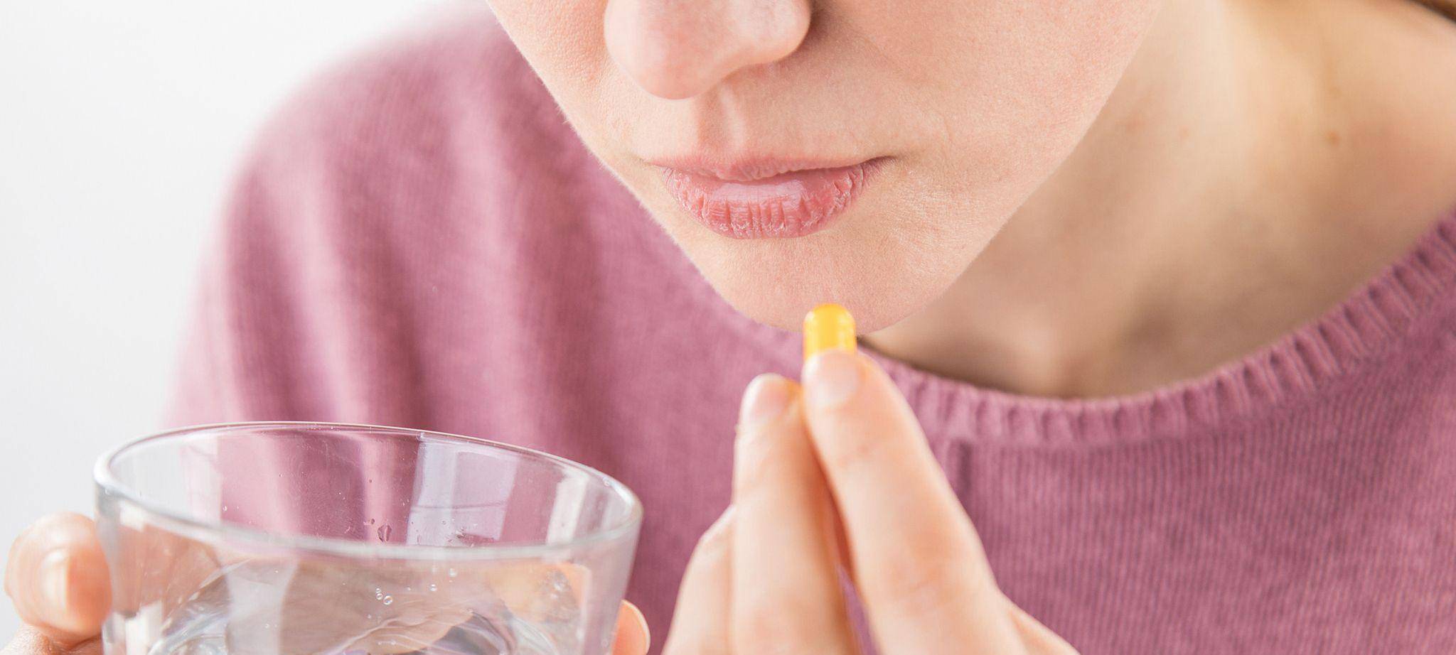 Frau nimmt Nahrungsergänzungsmittel