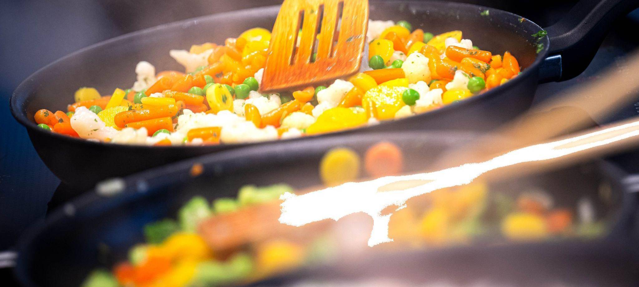 Buttergemüse wird in einer Pfanne zubereitet