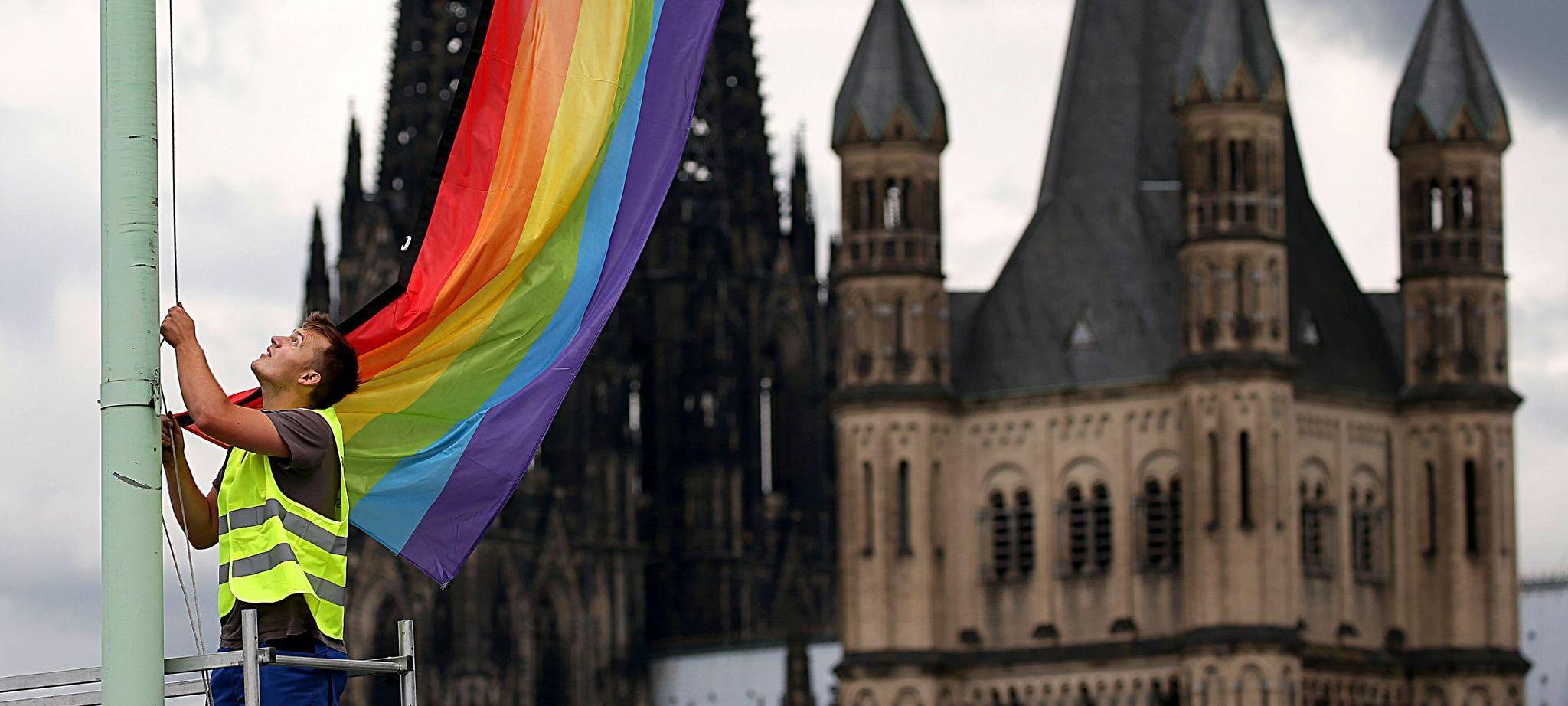 Regenbogenfahne vor Kölner Kirchen