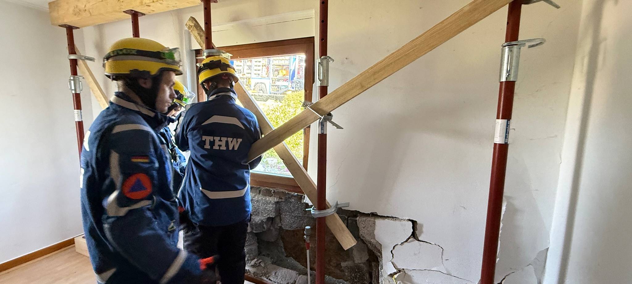 Auto kracht in Haus in Büschergrund