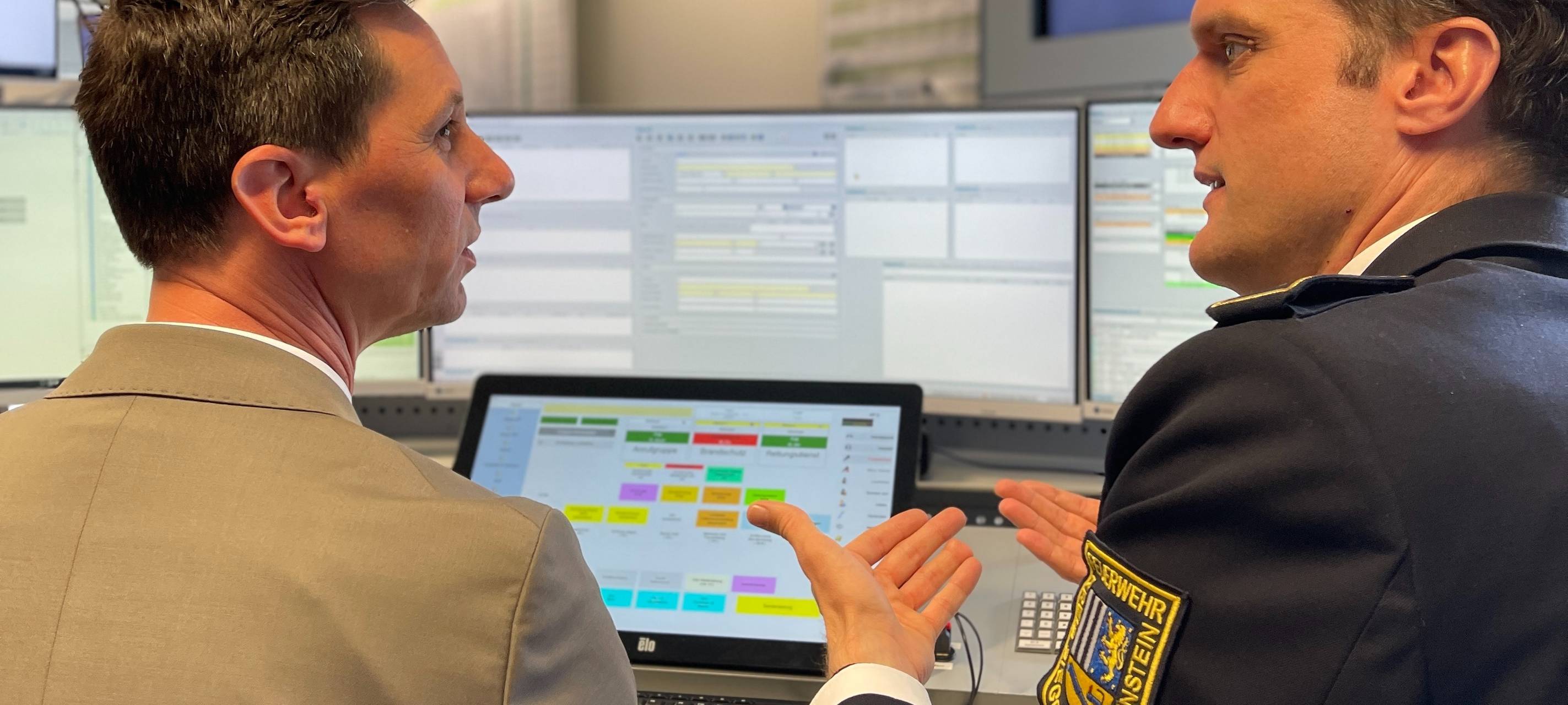 Bei einem Besuch von Landrat Andreas Müller (li.) in der Kreisleitstelle stellte Thomas Tremmel, Leiter des Amts für Brand- und Bevölkerungsschutz, Rettungswesen, den neuen Sofortalarm vor.