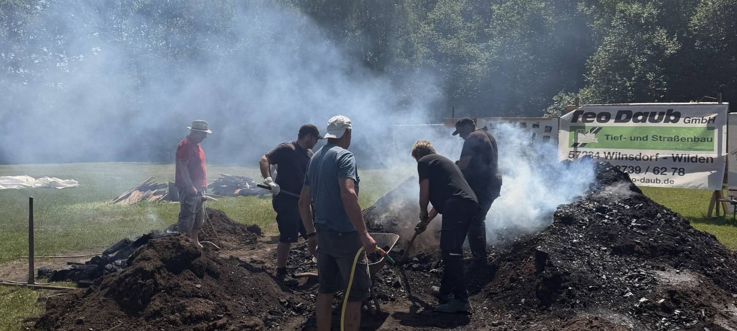 Eigene Grillkohle aus dem Kohlenmeiler