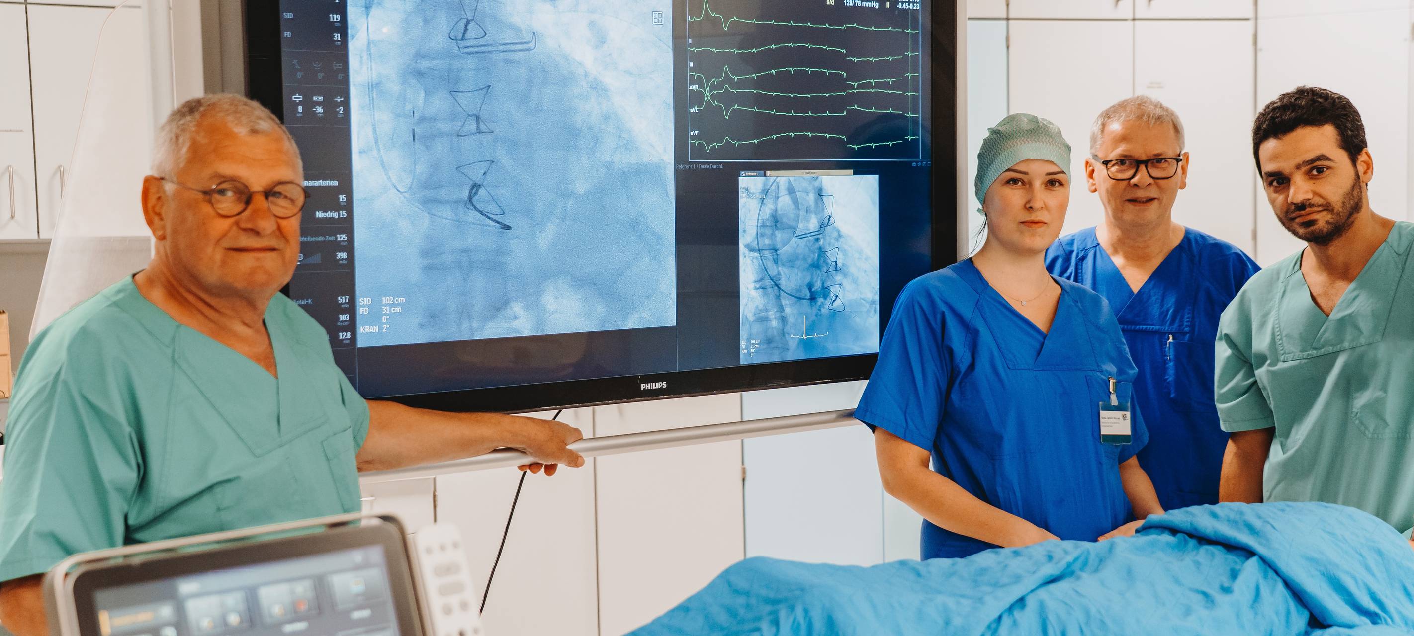 Das Team des Herzkatheterlabors hat die moderne Defibrillator-Sonde erfolgreich implantiert (v.l.): PD Dr. med. Bernd Hansky (Sektionsleiter Kardiologie), Nicola Winnen (Medizinische Fachangestellte), Dr. med. Hans-Peter Hobbach (Chefarzt), Mohamed Elgendy (Oberarzt).