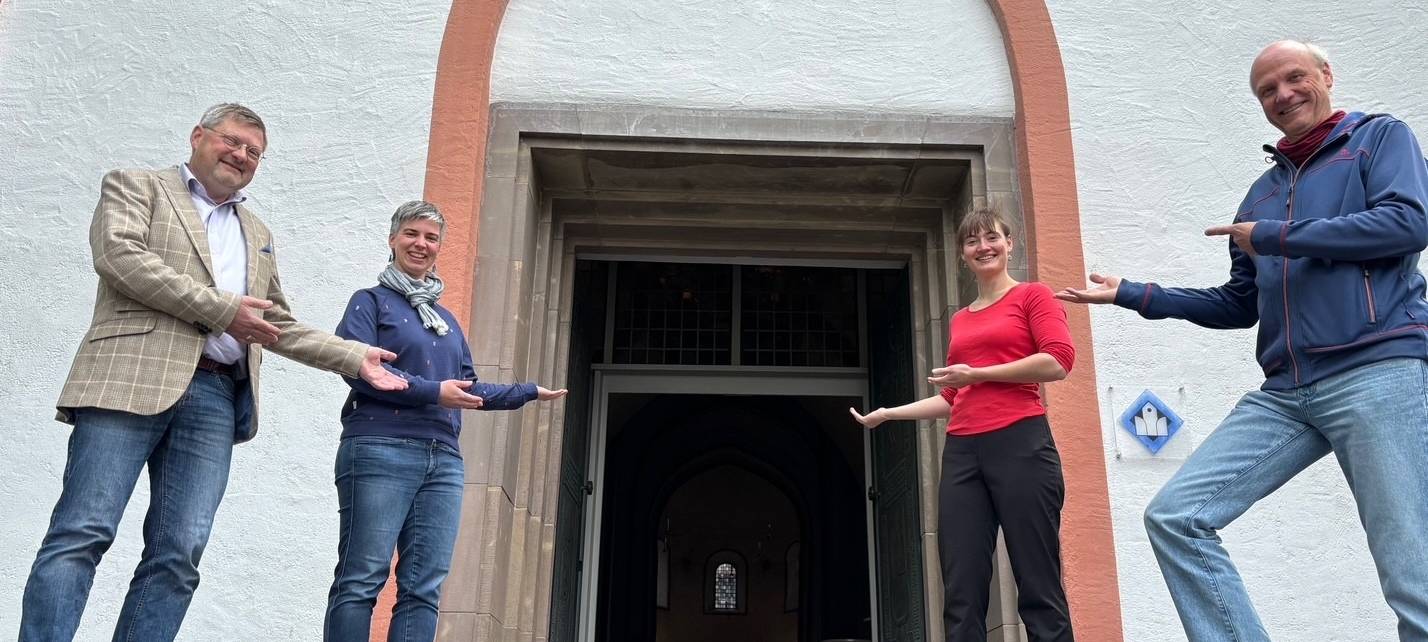 Pfarrer Ralf Prange, Pfarrerin Carmen Jäger, Vikarin Frida Schlinke und Pfarrer Stefan König freuen sich über die gute Resonanz auf das Angebot rund um „einfach heiraten“ (v.l.)