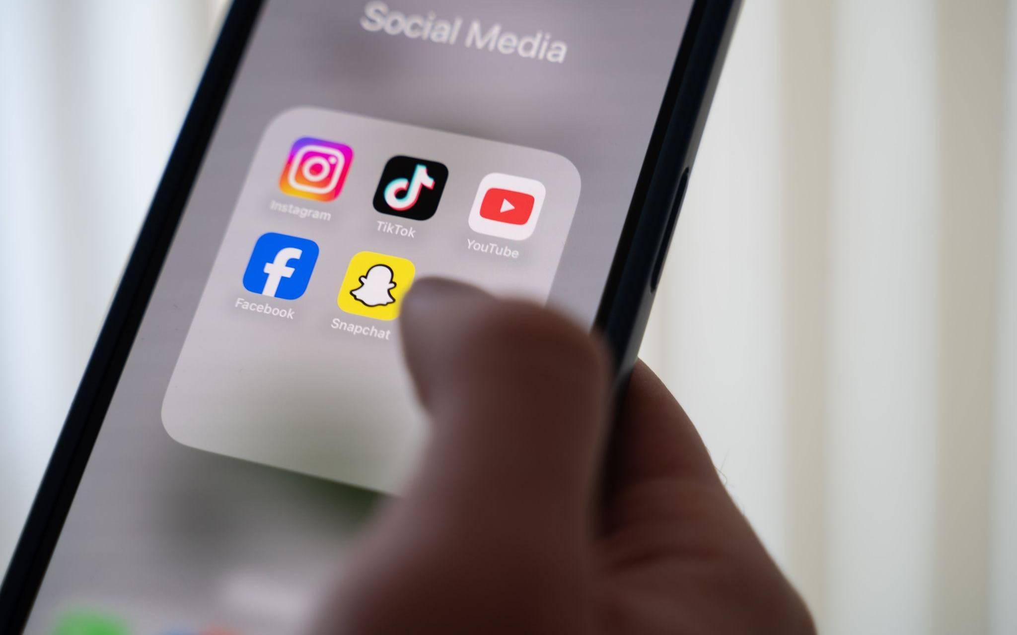 Verschiedene Social-Media-Apps auf einem Smartphone