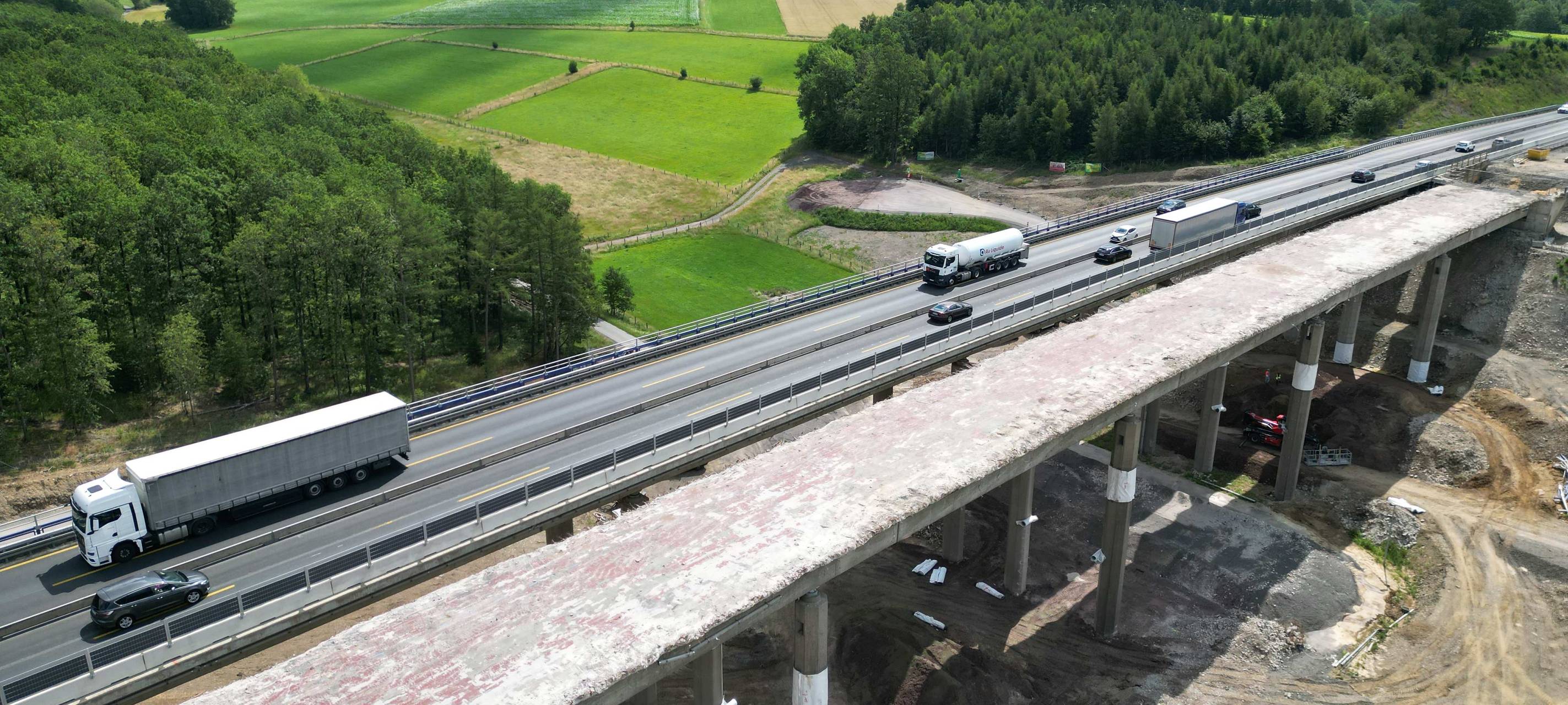 Teilbauwerk der Talbrücke Ottfingen wird gesprengt