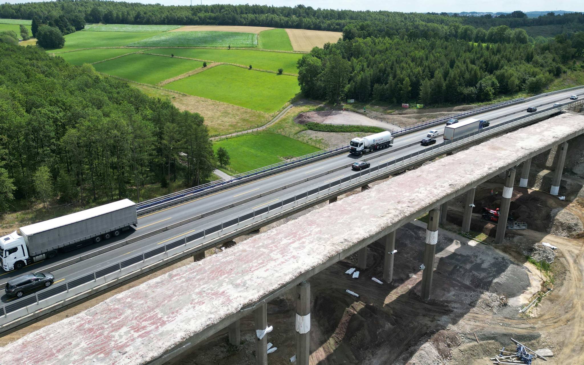 Teilbauwerk der Talbrücke Ottfingen wird gesprengt