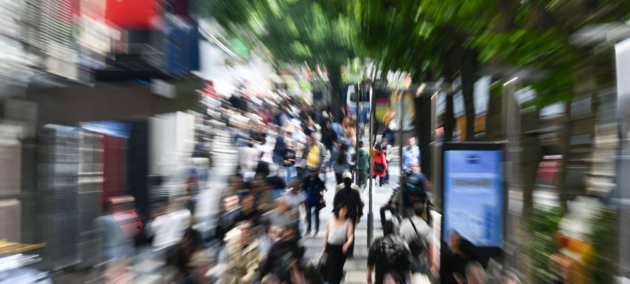 Menschen laufen auf einer Einkaufsstraße