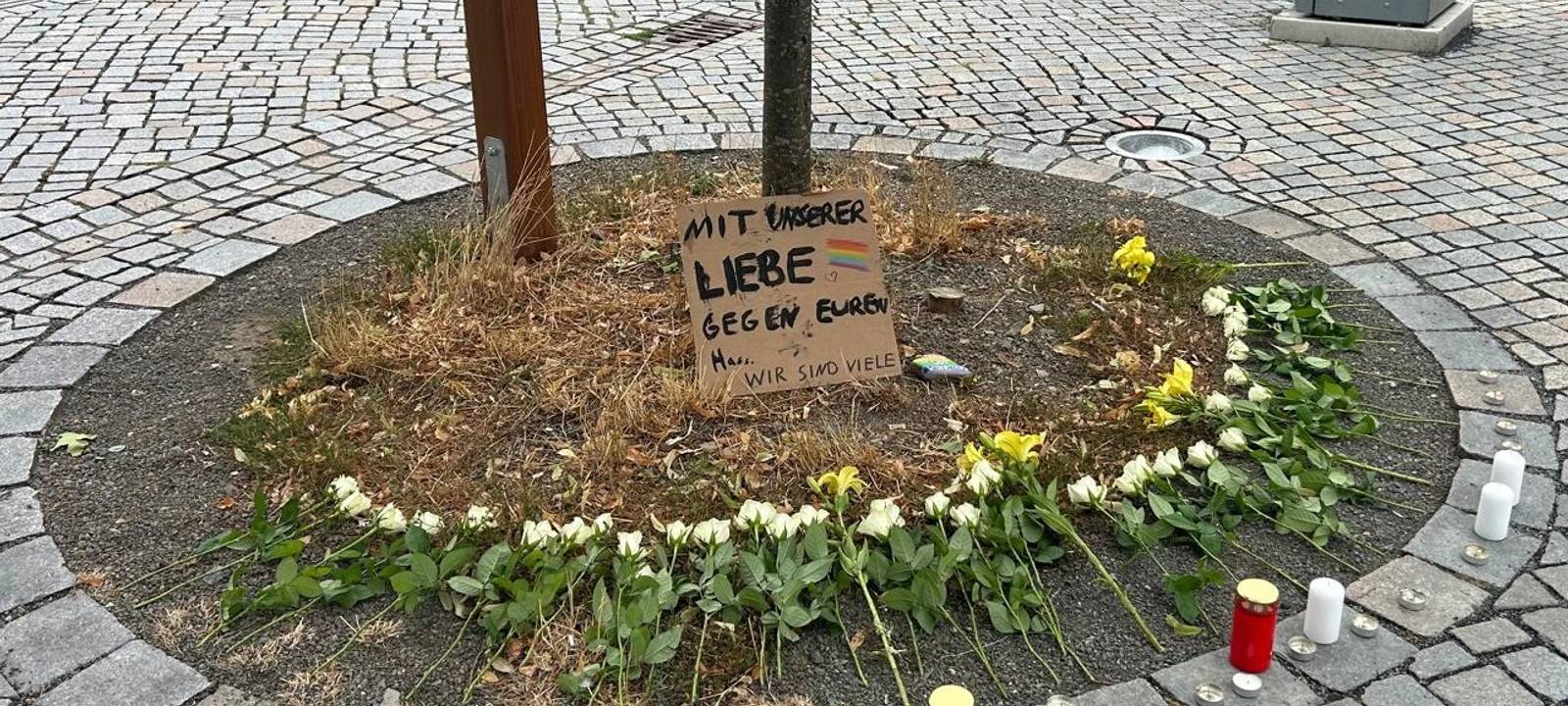 Weiße Rosen und Kerzen
