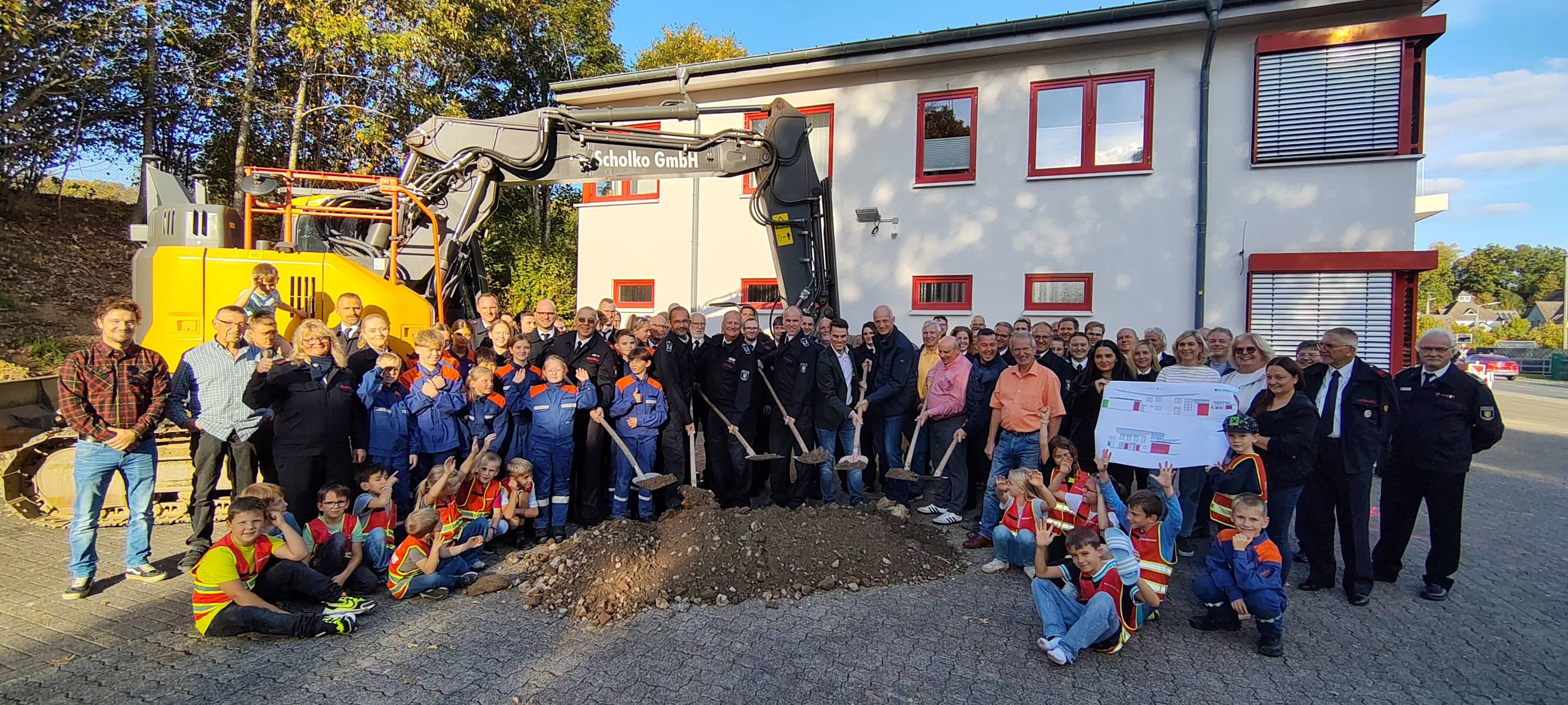 Viele (junge) Kameradinnen und Kameraden der Feuerwehreinheit Würgendorf verfolgten den offiziellen Spatenstich zum Erweiterungsbau des Feuerwehrgerätehauses an der Dillenburger Straße.