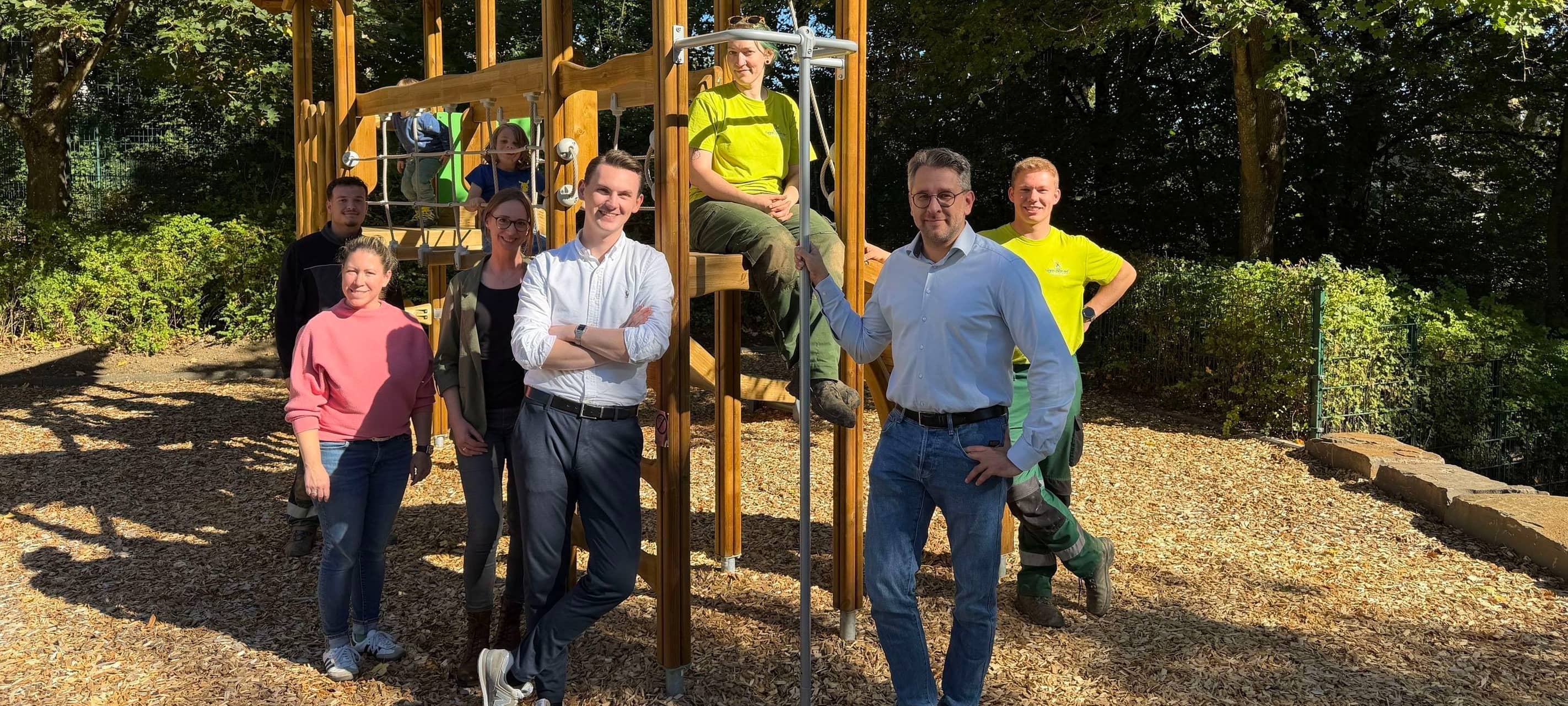 Bürgermeister Tristan Vitt und Stadtbaurat Henrik Schumann mit weiteren städtischen Projektbeteiligten vor der neuen Kletter-Rutsch-Kombination.