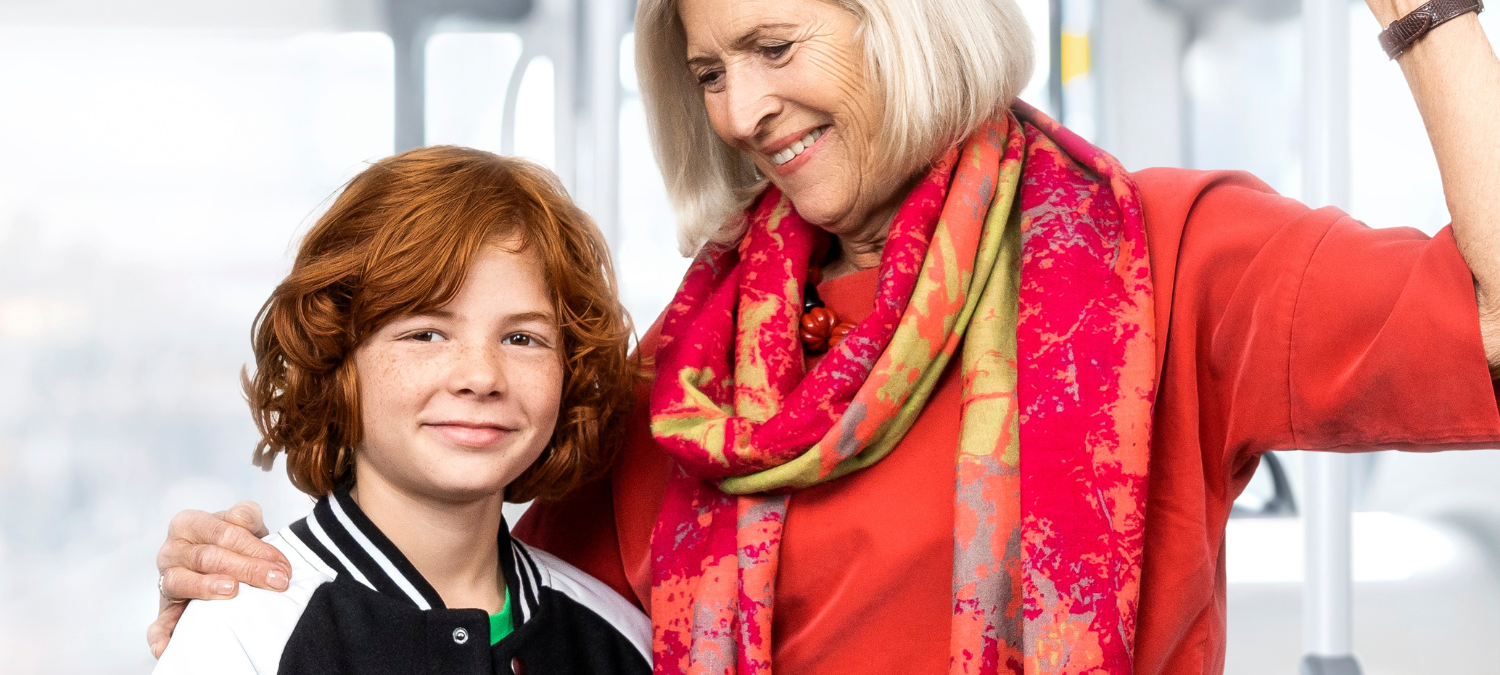 Mit dem ElternKindTicket können ein Erwachsener und ein Kind den Weg zur Schule mit Bus, Stadtbahn oder Nahverkehrszug kostenlos üben. Vom 24. Juli bis 18. August 2023 kann das Ticket für eine einmalige Hin- und Rückfahrt zwischen dem Wohnort und der Schule genutzt werden.