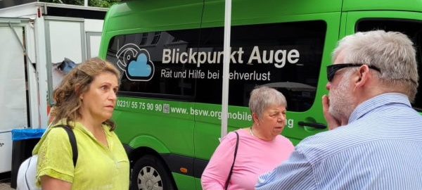 Blindenbus hält in Siegen