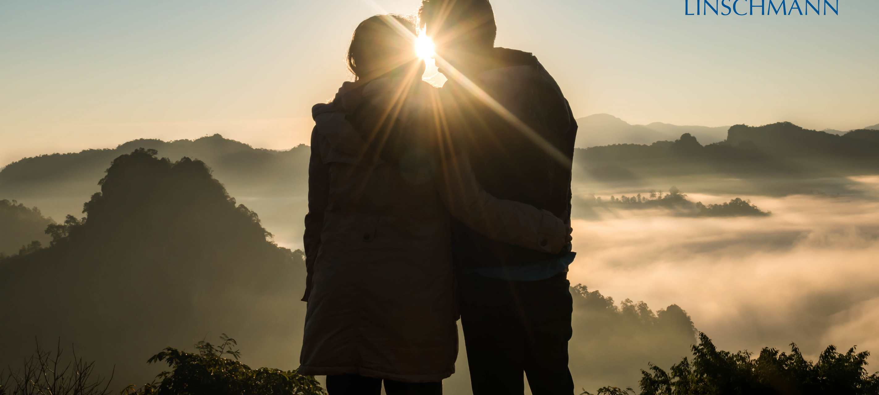Liebspaar vor Bergpanorama