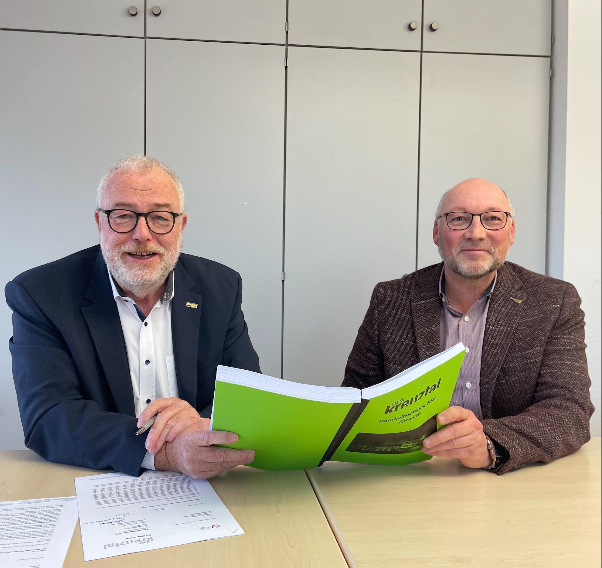 Kreuztals Bürgermeister Walter Kiß und Kämmerer Michael Kass haben den Haushaltsentwurf für 2025 vorgestellt.